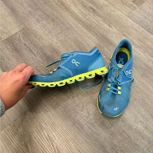 On Clouds, size 7.5, like new